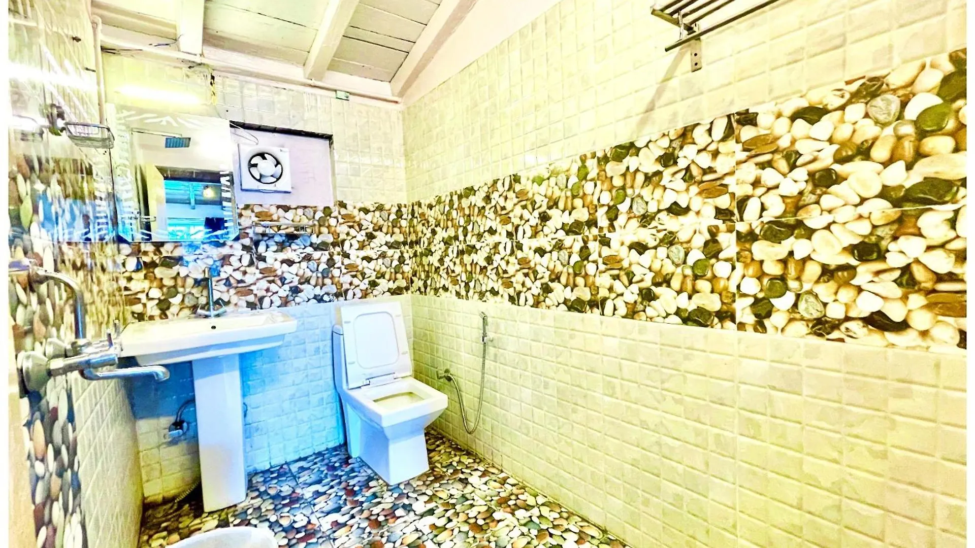 Premium Hotel - Varanasi - P-A-R-A-D-I-S-E - Varanasi - Near Railway Station And Temple - Restaurant - Wi-Fi - Hygiene & Spacious Room - Best Hotel In Varanasi 0*,  Indien