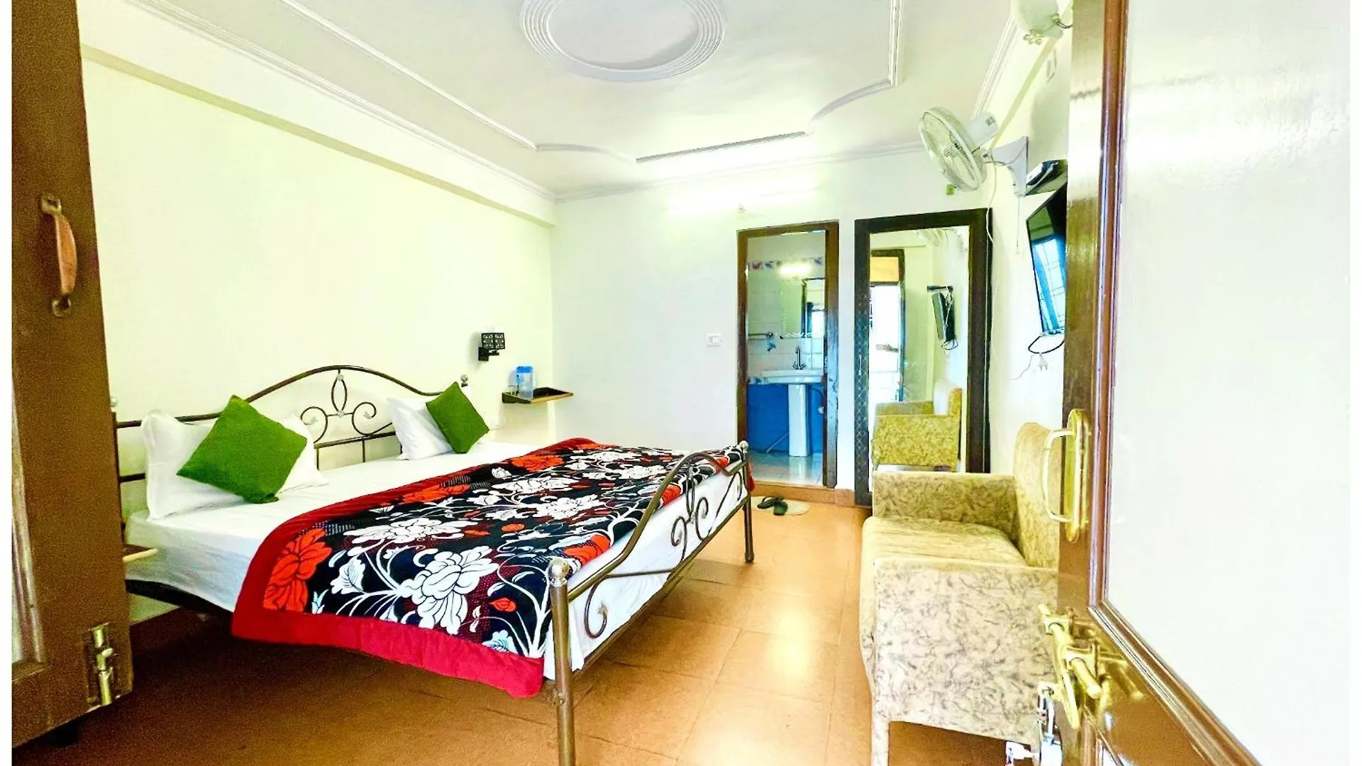 Premium Hotel - Varanasi - P-A-R-A-D-I-S-E - Varanasi - Near Railway Station And Temple - Restaurant - Wi-Fi - Hygiene & Spacious Room - Best Hotel In Varanasi Indien