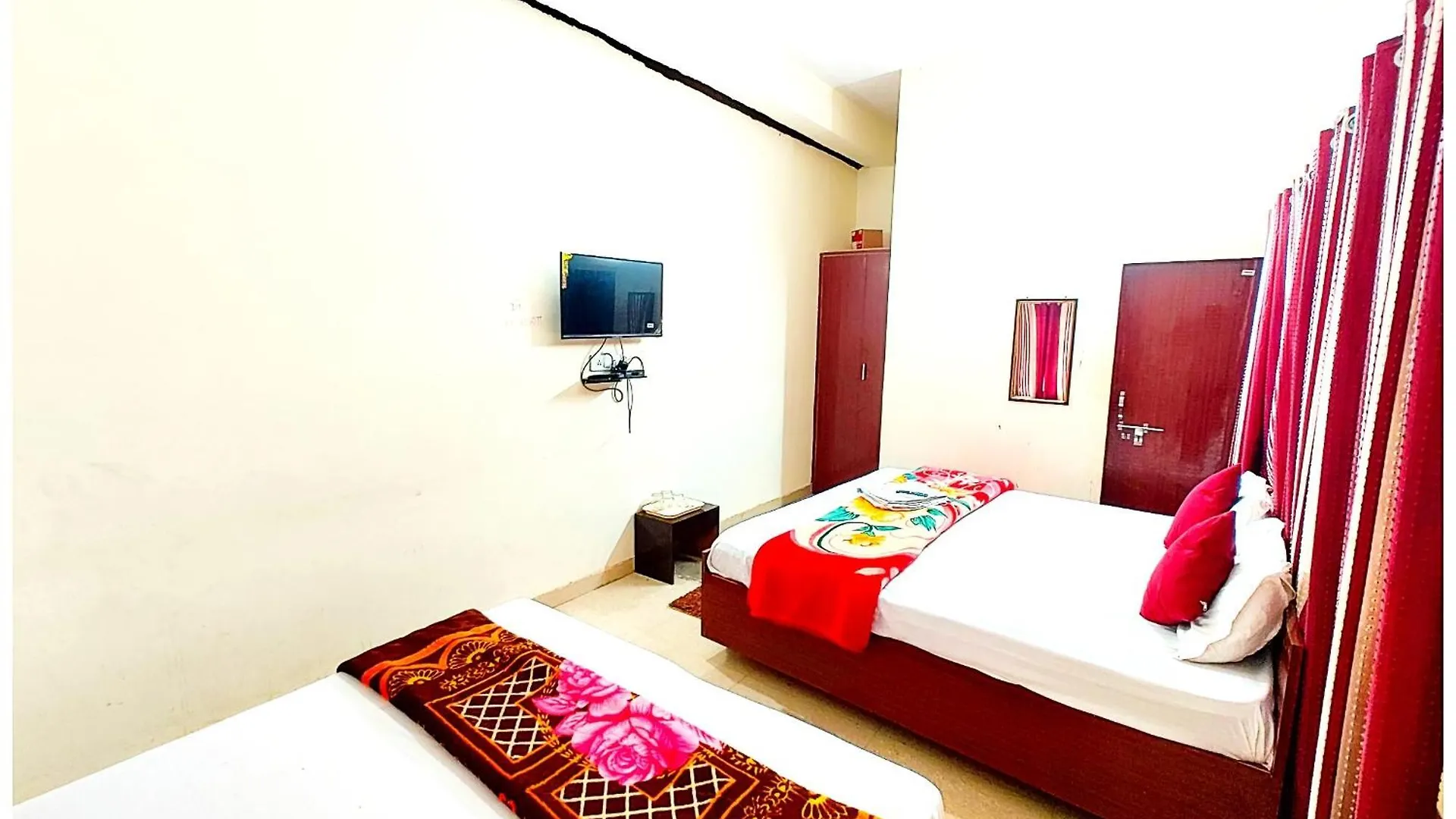 Premium Hotel - Varanasi - P-A-R-A-D-I-S-E - Varanasi - Near Railway Station And Temple - Restaurant - Wi-Fi - Hygiene & Spacious Room - Best Hotel In Varanasi