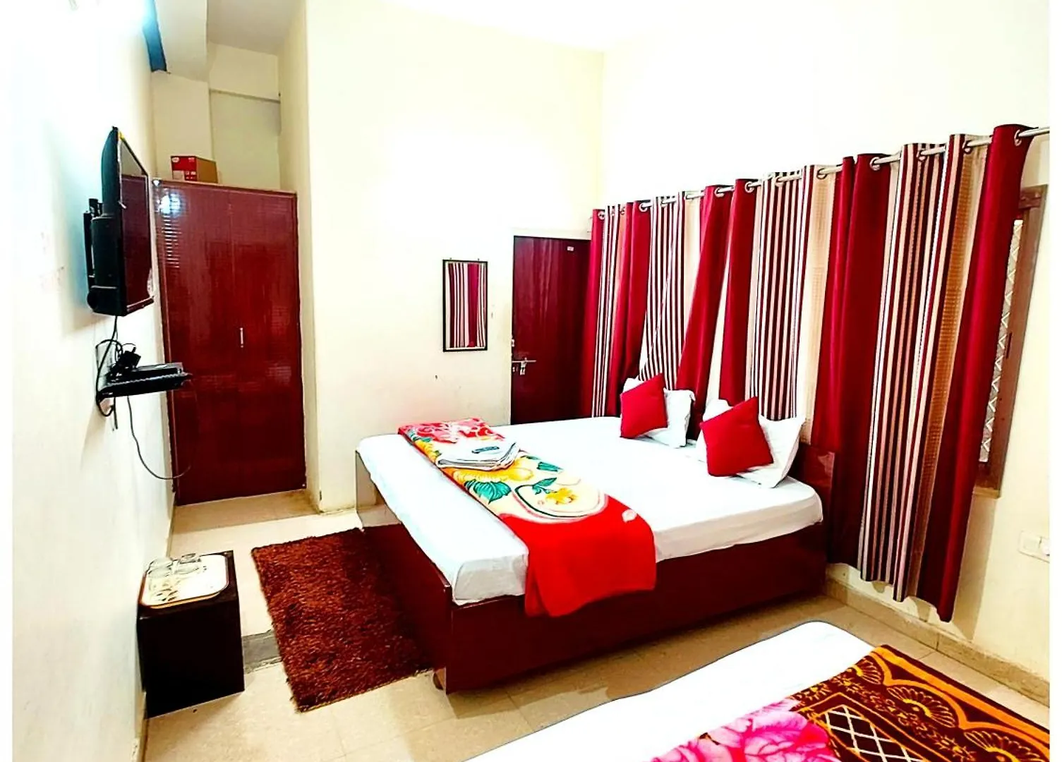 Premium Hotel - Varanasi - P-A-R-A-D-I-S-E - Varanasi - Near Railway Station And Temple - Restaurant - Wi-Fi - Hygiene & Spacious Room - Best Hotel In Varanasi Indien