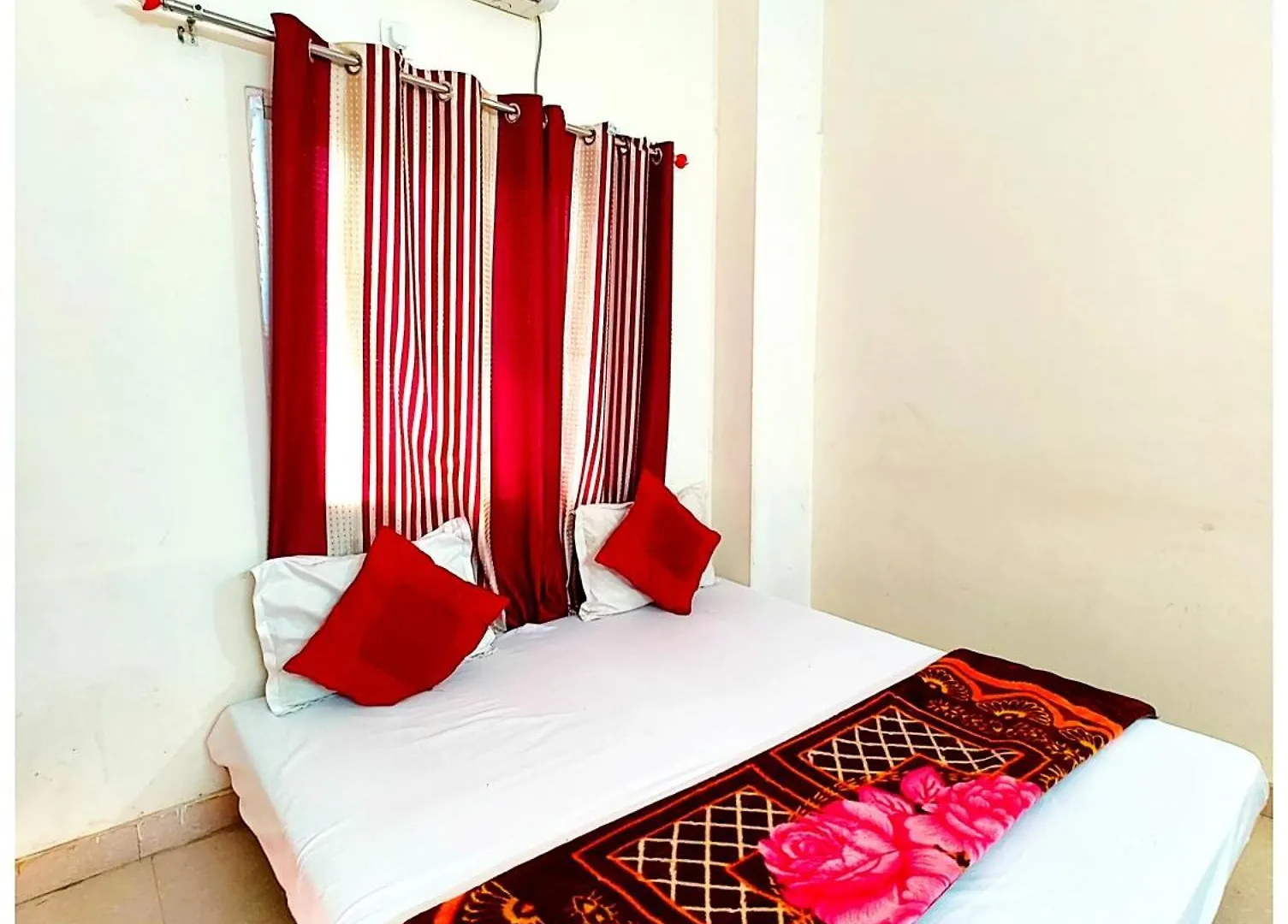 Premium Hotel - Varanasi - P-A-R-A-D-I-S-E - Varanasi - Near Railway Station And Temple - Restaurant - Wi-Fi - Hygiene & Spacious Room - Best Hotel In Varanasi