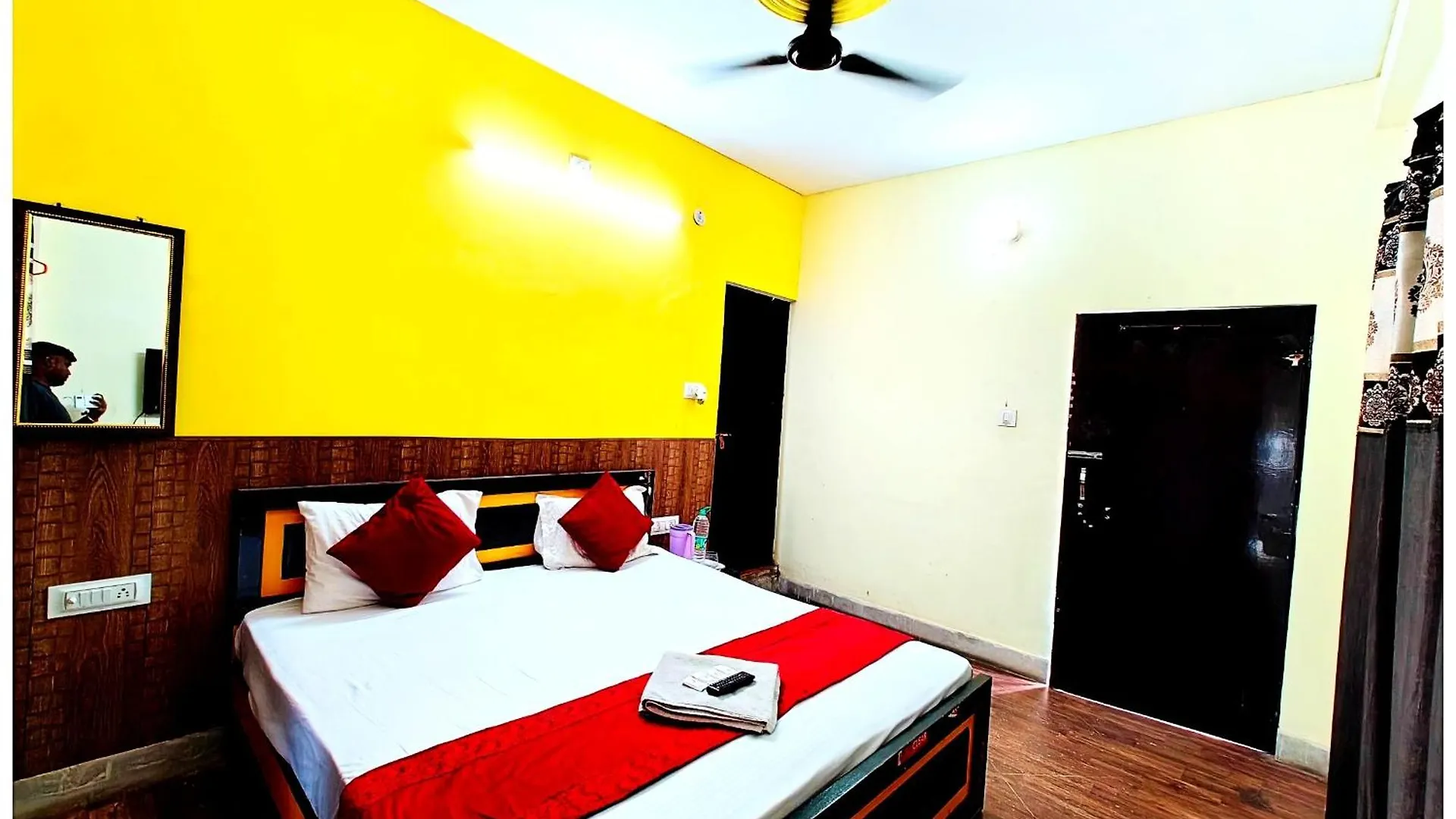 Premium Hotel - Varanasi - P-A-R-A-D-I-S-E - Varanasi - Near Railway Station And Temple - Restaurant - Wi-Fi - Hygiene & Spacious Room - Best Hotel In Varanasi Indien