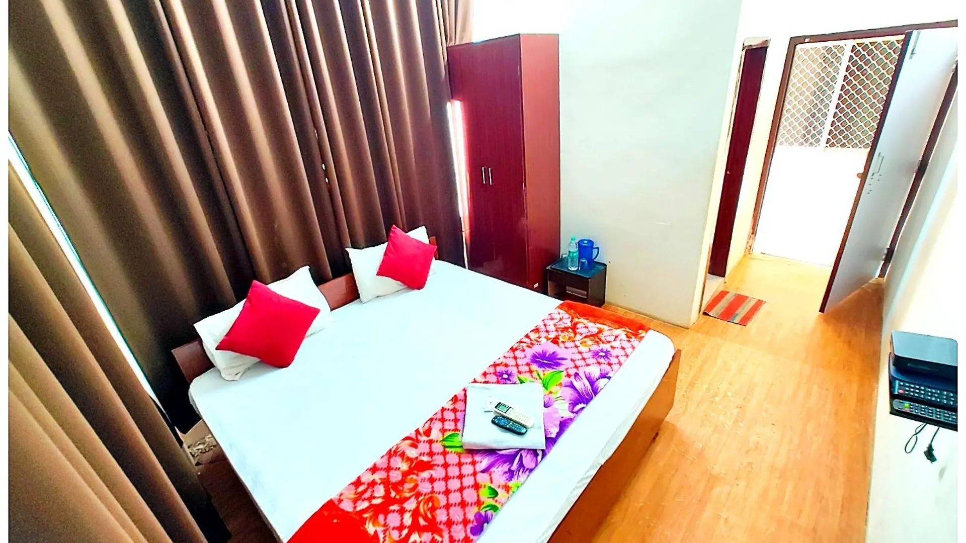 Premium Hotel - Varanasi - P-A-R-A-D-I-S-E - Varanasi - Near Railway Station And Temple - Restaurant - Wi-Fi - Hygiene & Spacious Room - Best Hotel In Varanasi